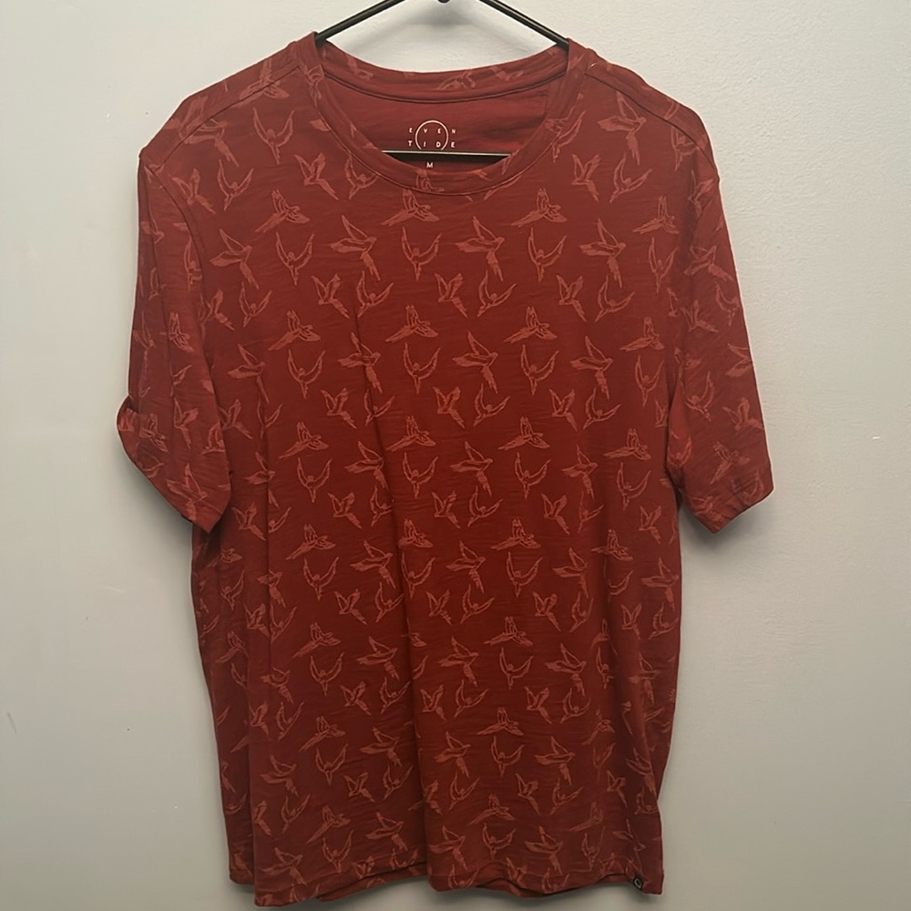Medium burgundy men’s t-shirt with a bird pattern